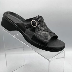 Clarks  Black Leather Buckle Slide Y2k  Sandal Size 8 Croc  Pattern Open toe